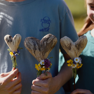DIY with kindwaldundwiese: Carving wooden hearts for Mother's Day
